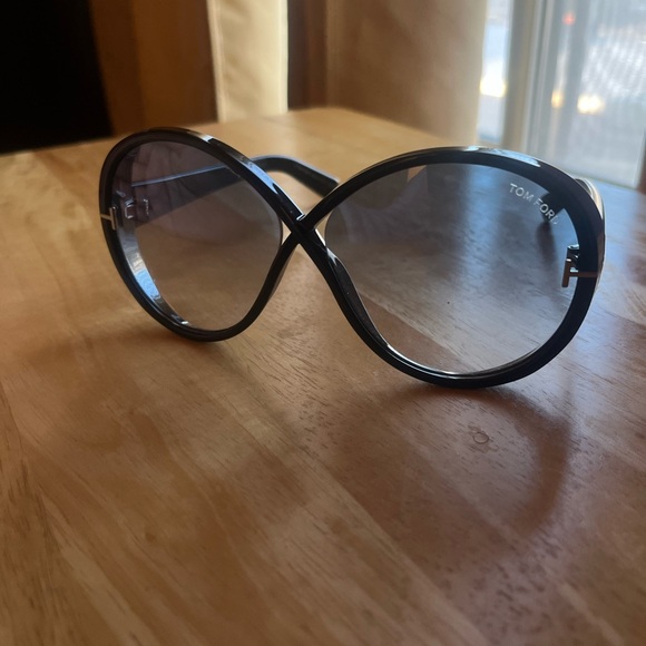 Tom Ford Elegant Black Sunglasses - Picture 2 of 3